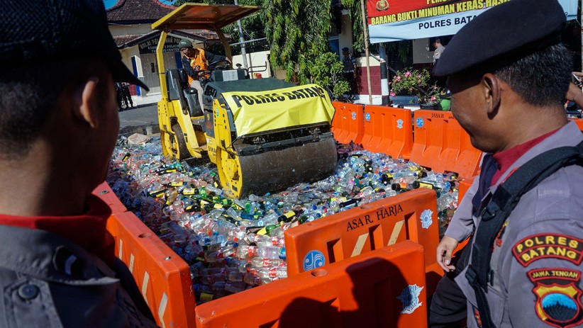 Pemkab Bekasi Musnahkan 10.195 Botol Miras Jelang Ramadan