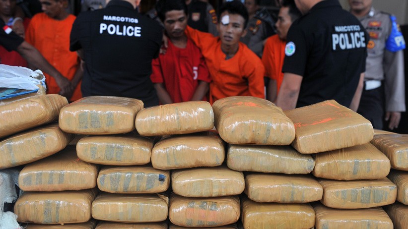 Santai setelah Kemas Ganja, Pengedar Asal Surabaya Ditangkap Polisi