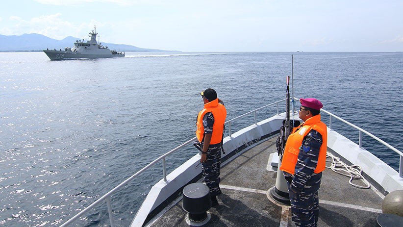 Prajurit TNI AL Selamatkan Korban Perahu Tenggelam di Selat Sele Sorong