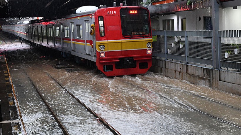 Rel Stasiun Tebet Terendam Air, Perjalanan KRL Antre