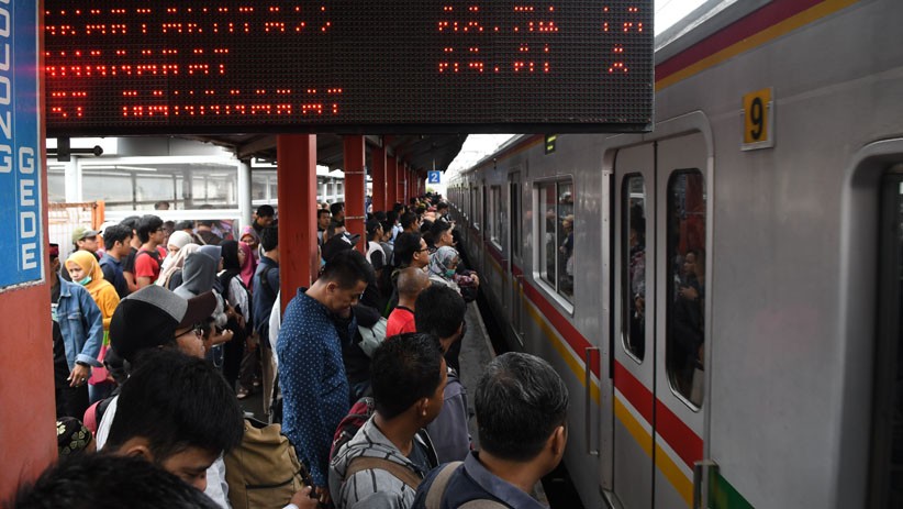Penumpang KRL Tetap Padat Selama PSBB, KCI Operasikan Lima Kereta Tambahan