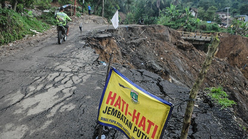 Longsor, Jalan Raya Garut-Pamueungpeuk Terisolasi