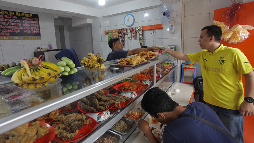 Selama Corona, Warteg di Sukmajaya Depok Ini Bagi-Bagi Makanan Gratis