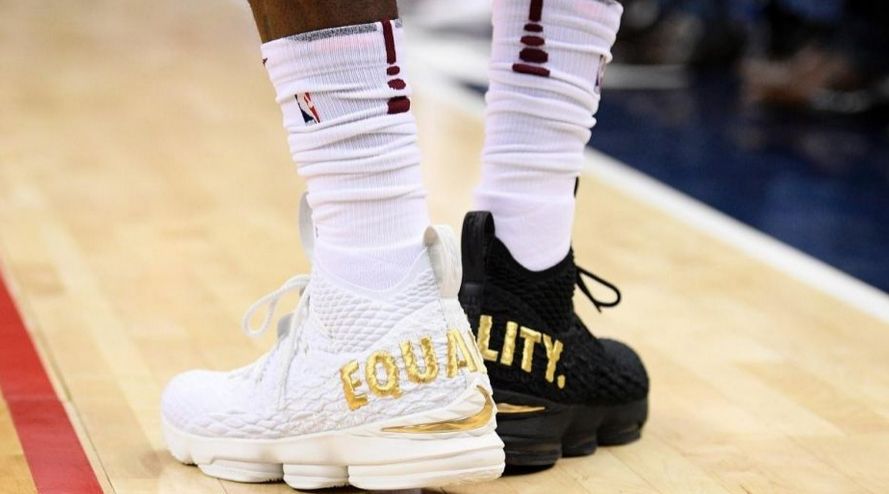 sepatu lebron james terbaru