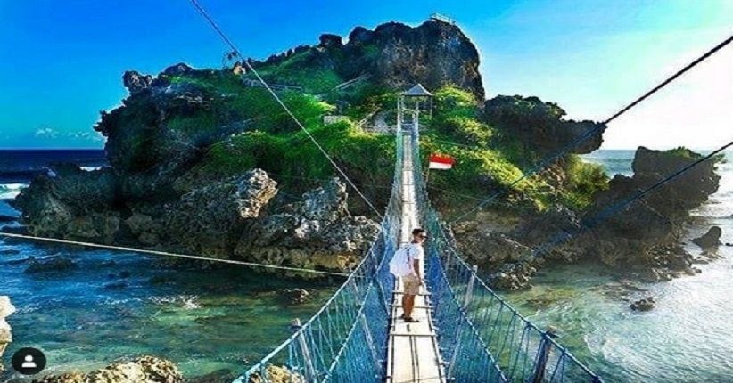 Terpikat Taman Laut Pantai Nglambor GunungDestinasi Wisata Pantai Nglambor di Jogjakidul, Karangnya Unik