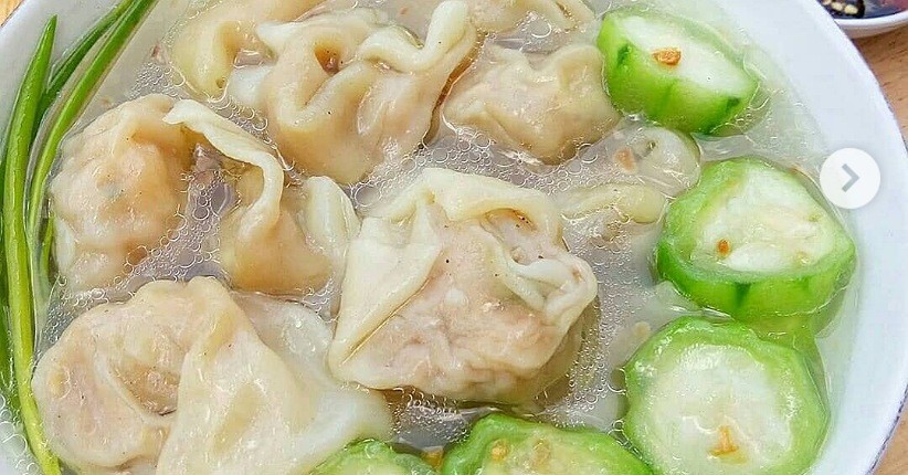 Semangkuk sup pangsit kuah bening dengan isi ayam dan udang, lengkap dengan sayuran segar untuk rasa yang menyegarkan