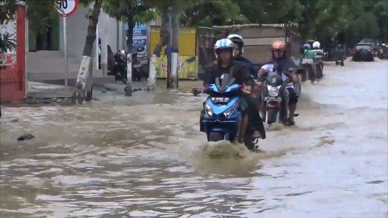 Tanggul Sungai Kemuning Jebol Pusat Kota Sampang Terendam Banjir Bagian 1