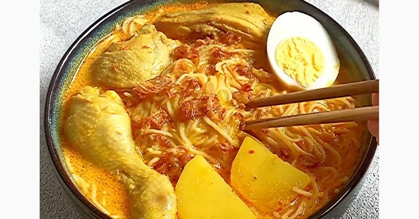 Bihun Kari Medan hangat, dengan kuah kari kental yang berempah dan bihun yang lembut, disajikan dengan taburan daun bawang segar