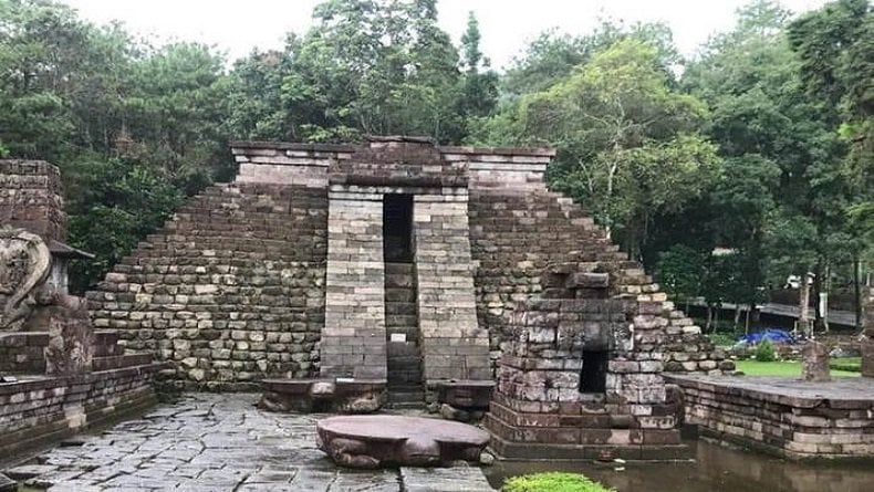 Keunikan Candi Sukuh: Arsitektur Piramida Kuno dengan Simbol Kesuburan di Lereng Gunung Lawu