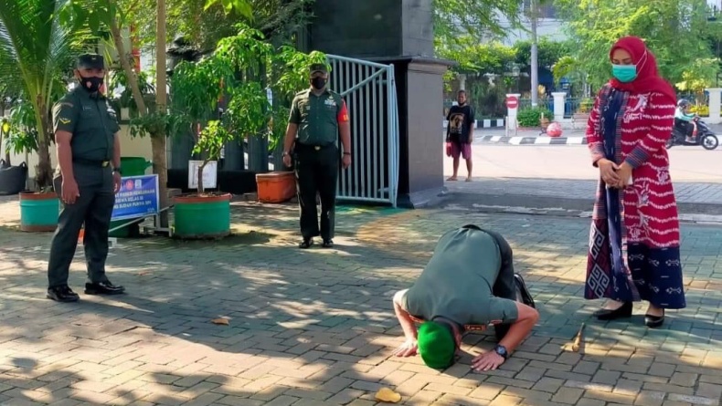 Video ichida juda kop olomon Video ichida juda kop olomon