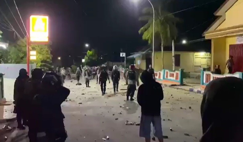 Lerai Bentrokan Warga, Wakapolres Tual Kena Panah di Paha - Bagian 1