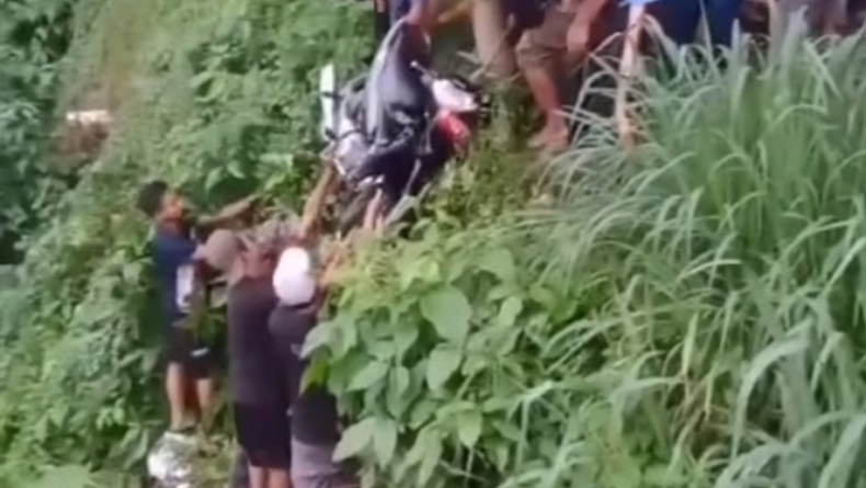 Viral Pemotor Terperosok ke Kali Dekat Jembatan Serong Depok, Evakuasi  Dramatis