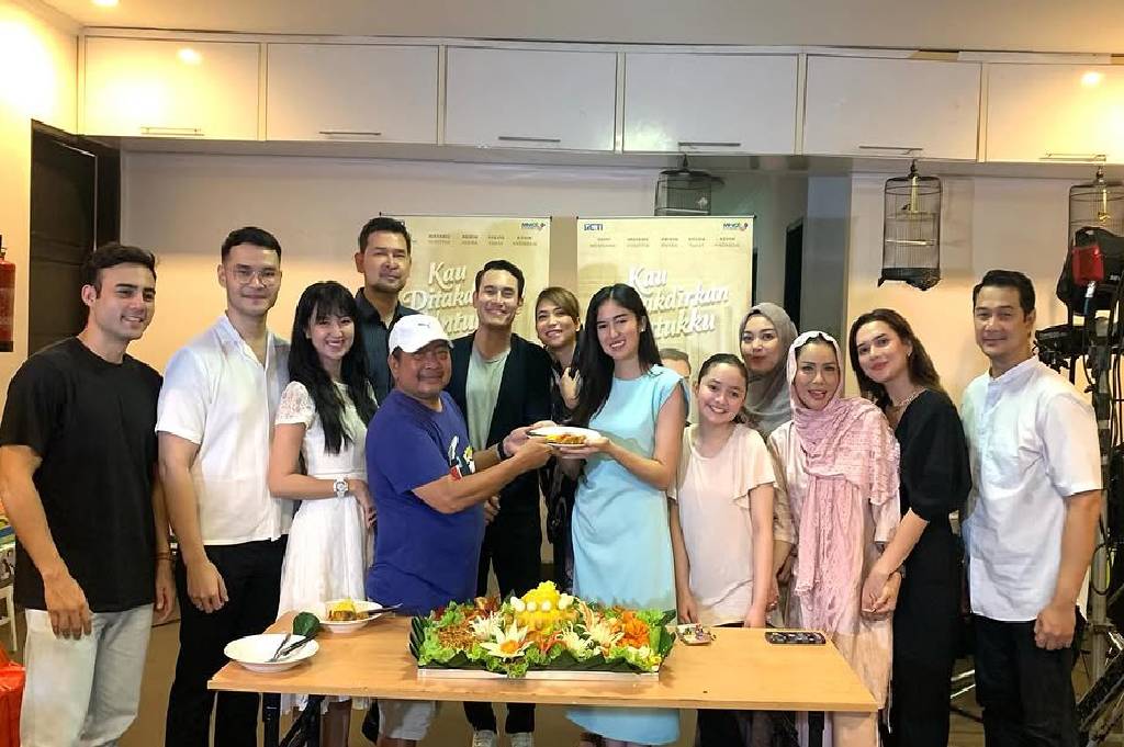 Yalangoch vanil qizlar Jina Jeyms, porno aktrisa