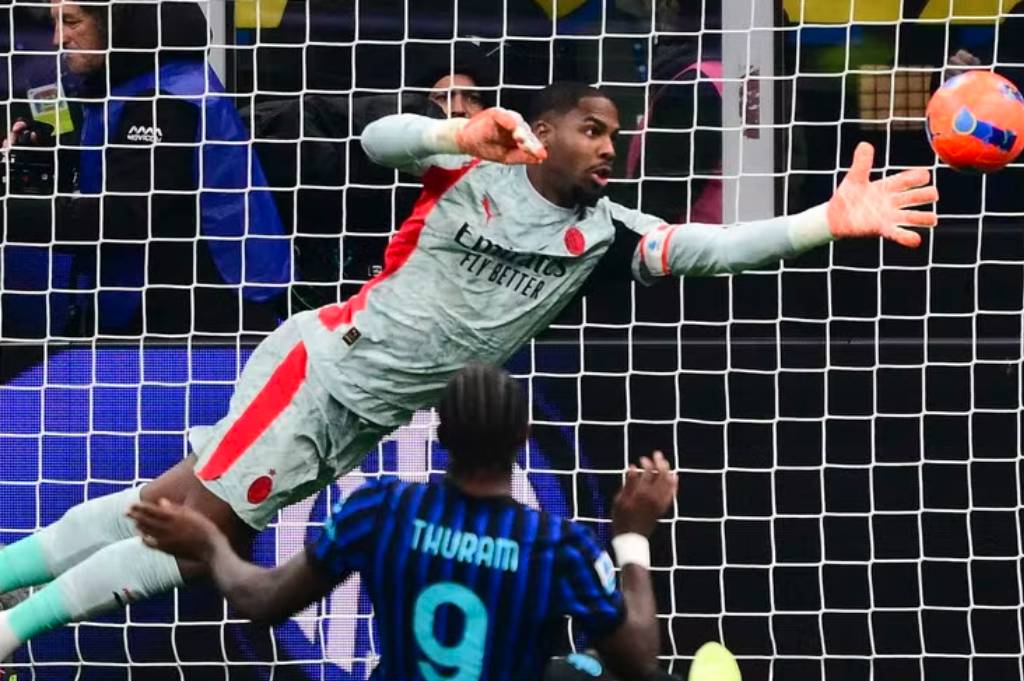 Mike Maignan Hampir Perpanjang Kontrak di AC Milan hingga 2031, Chelsea dan MU Gigit Jari!