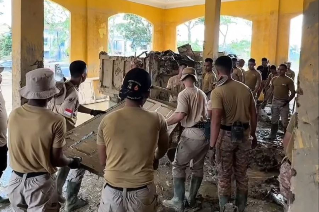 Praja IPDN Gencarkan Bersih-Bersih di Aceh Tamiang, Pelayanan Publik Segera Berjalan Praja IPDN Gencarkan Bersih-Bersih di Aceh Tamiang, Pelayanan Publik Segera Berjalan