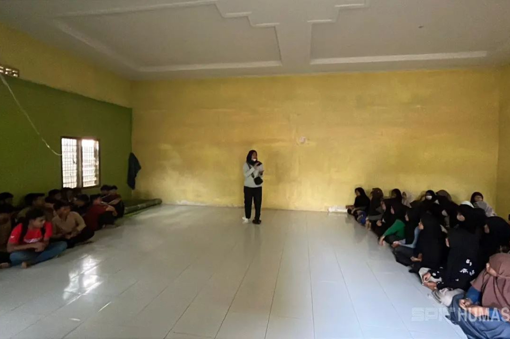 Suasana Sekolah di Aceh Tamiang Pascabanjir, Siswa Semangat Belajar meski Tanpa Seragam Suasana Sekolah di Aceh Tamiang Pascabanjir, Siswa Semangat Belajar meski Tanpa Seragam