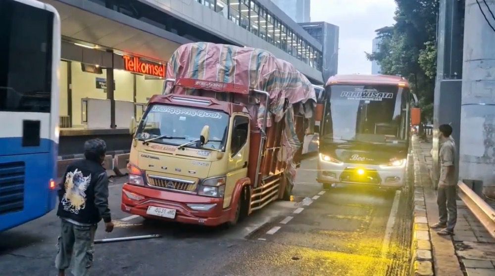 Truk Patah As Roda di Depan Halte Widya Candra, Jalan Gatot Subroto Macet Parah