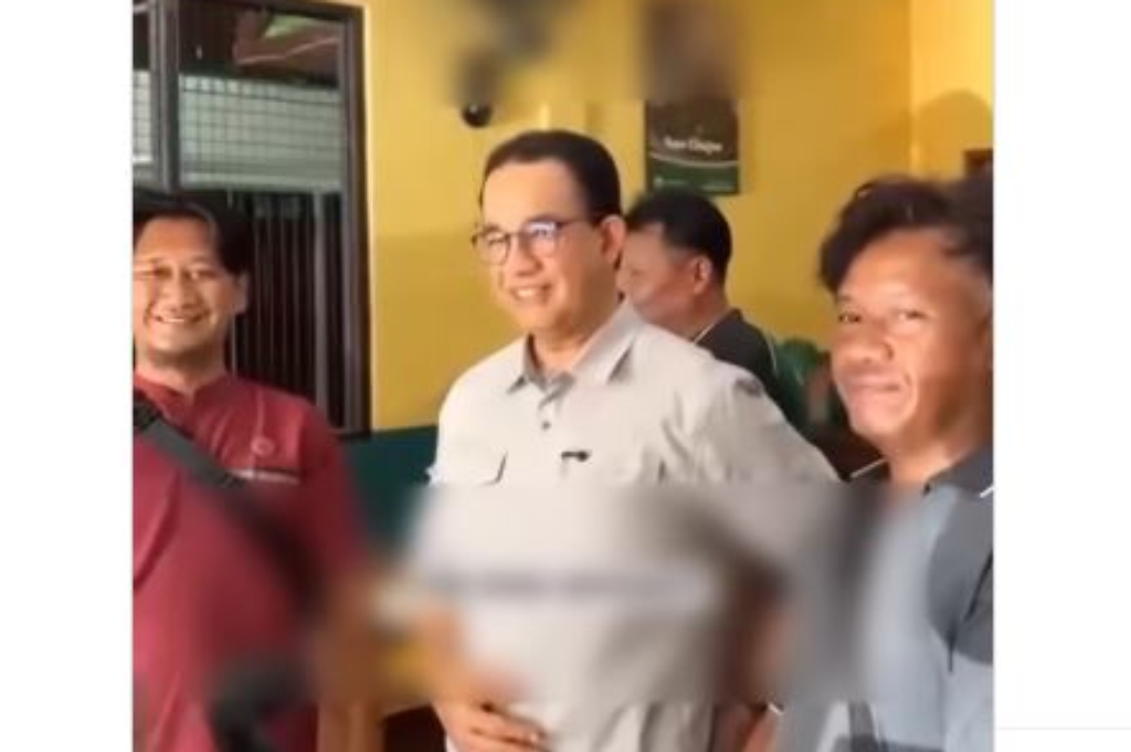 Viral Ada Intel saat Anies Makan di Warung Soto Karanganyar, Endingnya Foto Bareng Viral Ada Intel saat Anies Makan di Warung Soto Karanganyar, Endingnya Foto Bareng