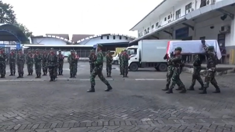 Disambut Upacara Militer, Jenazah Serda Hamdani Gugur Diserang KKB Tiba di Maros Disambut Upacara Militer, Jenazah Serda Hamdani Gugur Diserang KKB Tiba di Maros