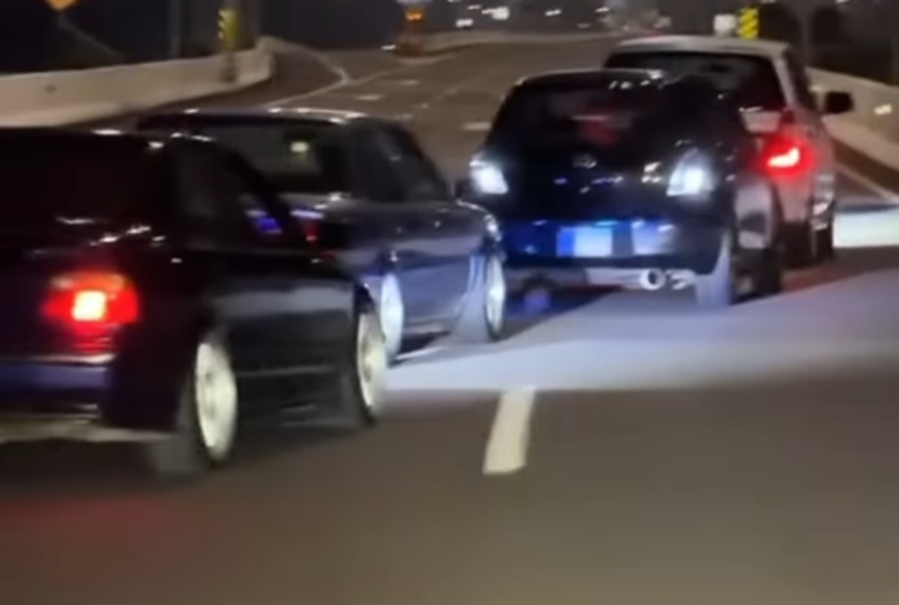 Viral Konvoi Mobil Zig-zag di Tol Becakayu, Polisi Buru Pengemudi Viral Konvoi Mobil Zig-zag di Tol Becakayu, Polisi Buru Pengemudi