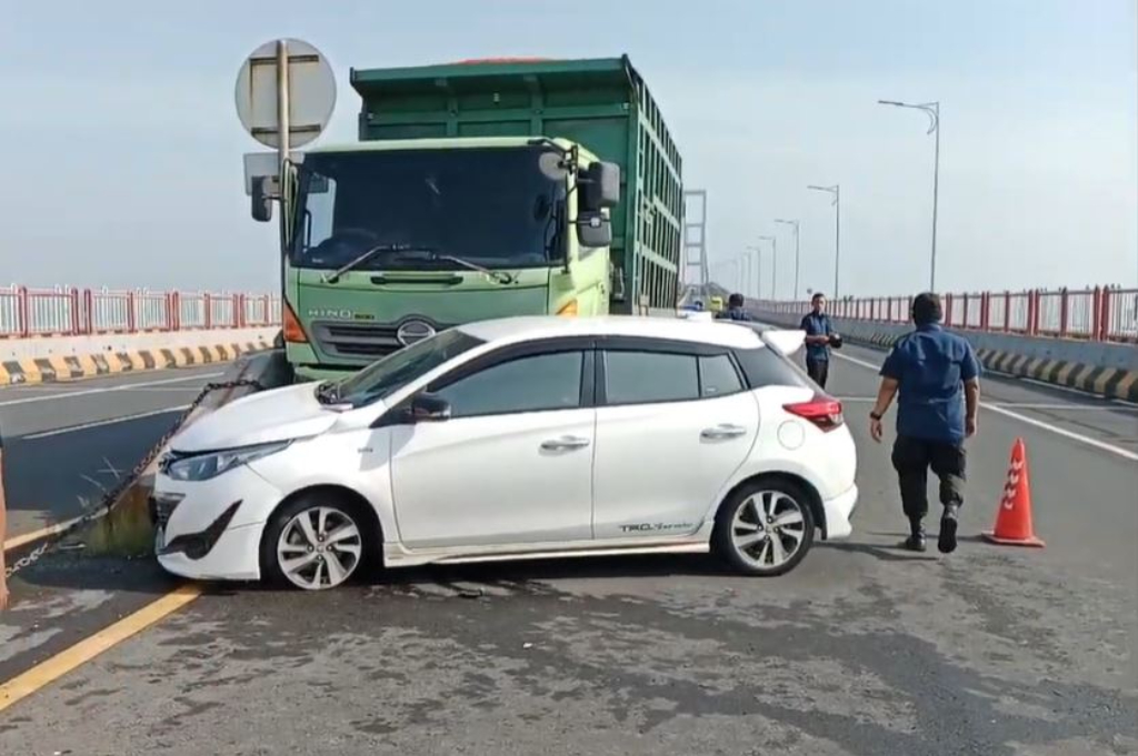 Kecelakaan di Jalur Mudik Suramadu, Truk Tabrak Sedan Bawa Satu Keluarga Kecelakaan di Jalur Mudik Suramadu, Truk Tabrak Sedan Bawa Satu Keluarga