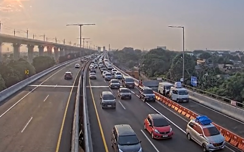 Kecelakaan Beruntun di Tol MBZ KM 22, Lalu Lintas Arah Cikampek Tersendat Kecelakaan Beruntun di Tol MBZ KM 22, Lalu Lintas Arah Cikampek Tersendat