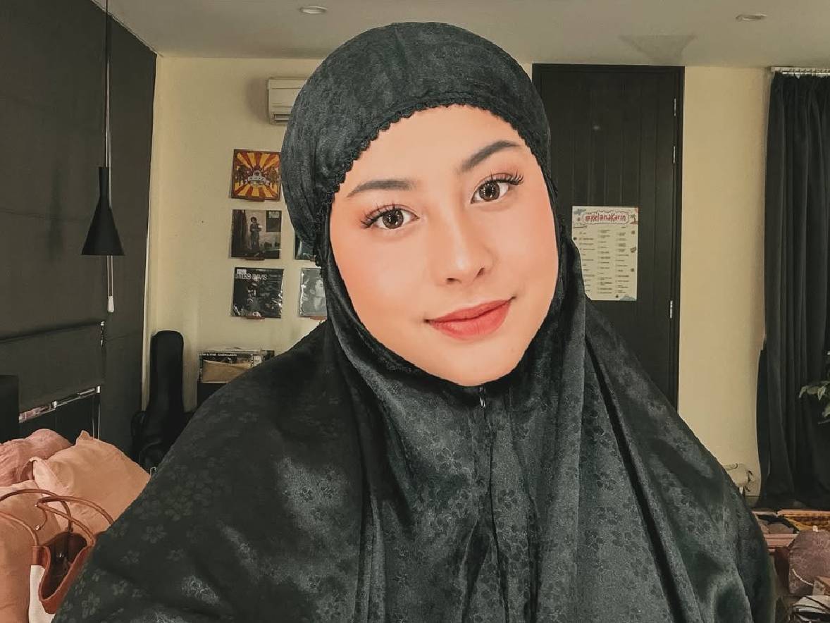 Awkarin Pindah Agama ke Kristen? Faktanya Mengejutkan! Awkarin Pindah Agama ke Kristen? Faktanya Mengejutkan!