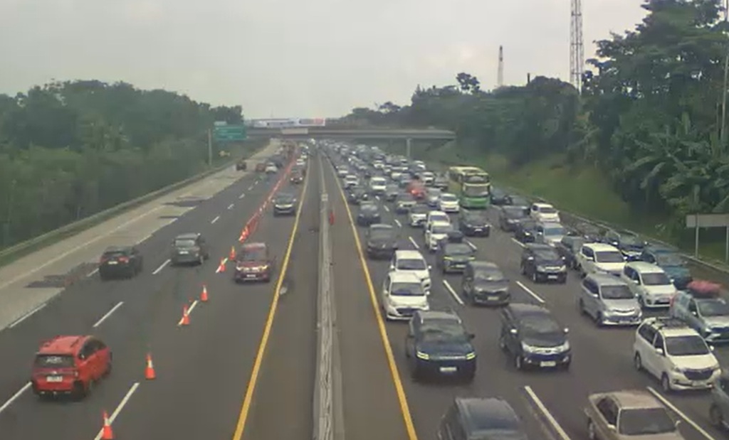 Lalin Padat, Contraflow Berlaku di Tol Japek KM 23-28 Pagi Ini Lalin Padat, Contraflow Berlaku di Tol Japek KM 23-28 Pagi Ini