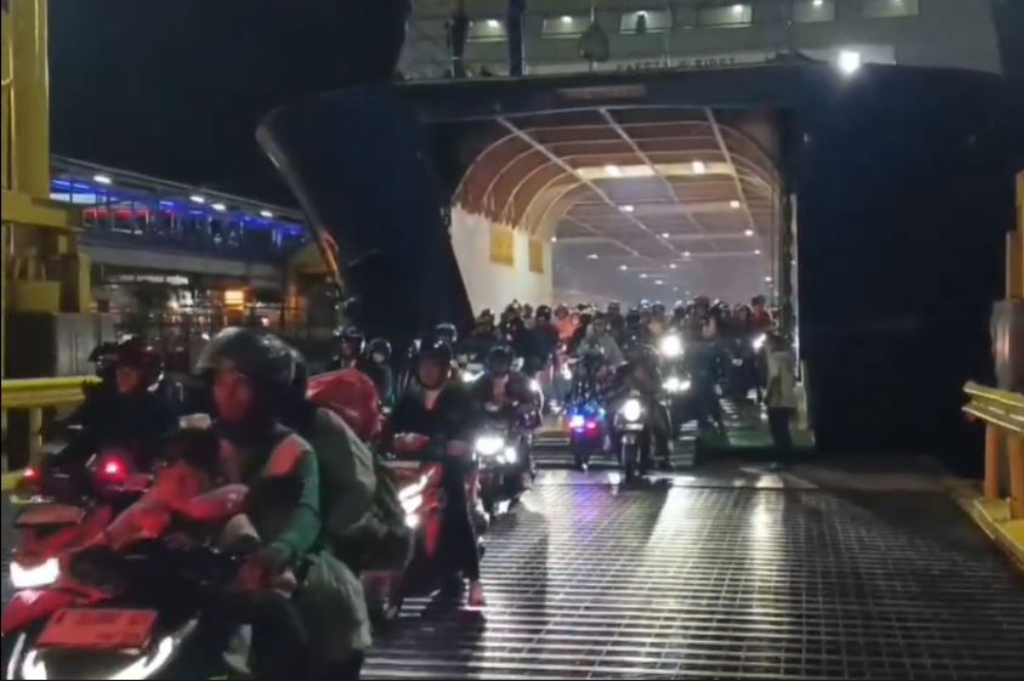 Puncak Arus Balik Lebaran, Ribuan Pemudik Motor dari Sumatra Penuhi Pelabuhan Merak Puncak Arus Balik Lebaran, Ribuan Pemudik Motor dari Sumatra Penuhi Pelabuhan Merak