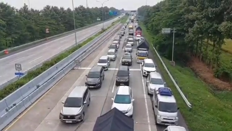 Banyak Kendaraan Berhenti di Bahu Jalan, Tol Palimanan Macet hingga 5 Km Banyak Kendaraan Berhenti di Bahu Jalan, Tol Palimanan Macet hingga 5 Km