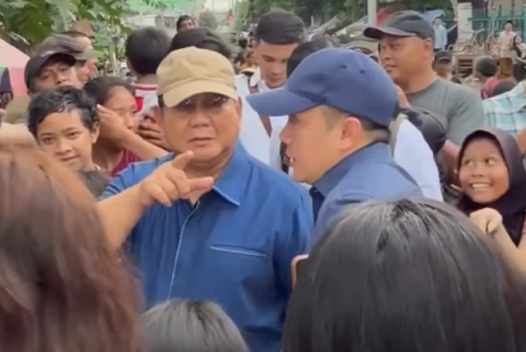 Prabowo Blusukan ke Permukiman Bantaran Rel di Senen, Janjikan Warga Hunian Layak Prabowo Blusukan ke Permukiman Bantaran Rel di Senen, Janjikan Warga Hunian Layak