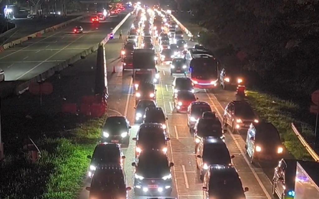 Tol Cipali Macet Horor 34 Km Imbas Ribuan Pemudik Berhenti di Bahu Jalan Tol Cipali Macet Horor 34 Km Imbas Ribuan Pemudik Berhenti di Bahu Jalan
