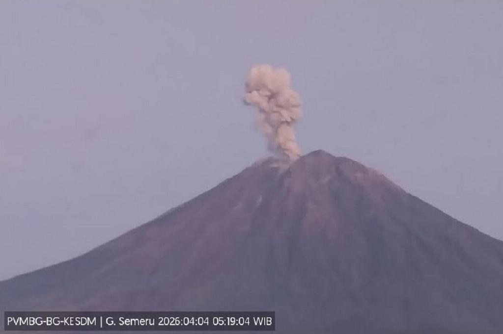 Gunung Semeru Meletus Hari Ini, Muntahkan Kolom Abu Setinggi 1.000 Meter