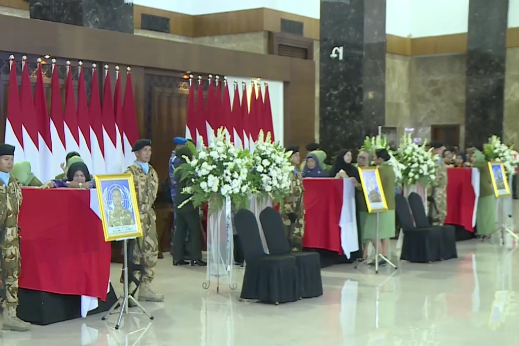 Momen Keluarga Peluk Peti Jenazah 3 Prajurit TNI Gugur di Lebanon, Isak Tangis Tak Terbendung