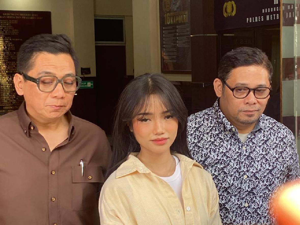 Fuji Beberkan Gaji Admin Medsosnya Tembus 2 Digit, Berapa Nominalnya? Fuji Beberkan Gaji Admin Medsosnya Tembus 2 Digit, Berapa Nominalnya?