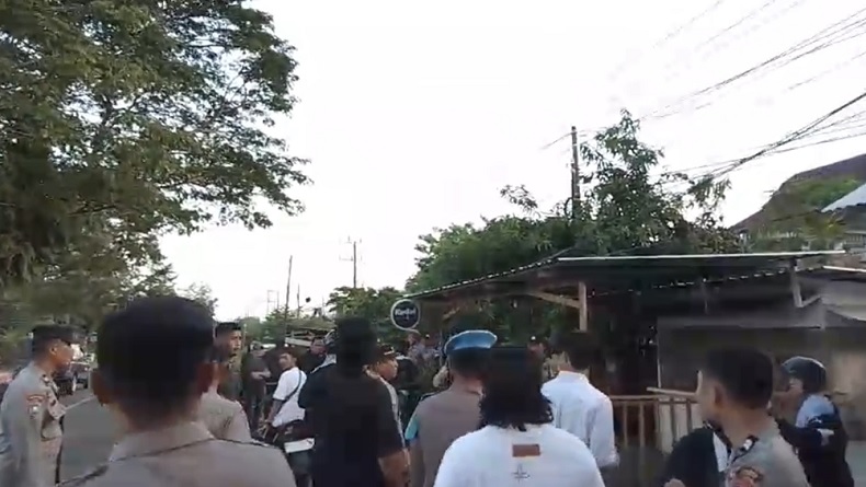 Sisir 2 Kecamatan di Palopo Usai Bentrokan Warga, Polisi Temukan Senpi Rakitan dan Sajam Sisir 2 Kecamatan di Palopo Usai Bentrokan Warga, Polisi Temukan Senpi Rakitan dan Sajam