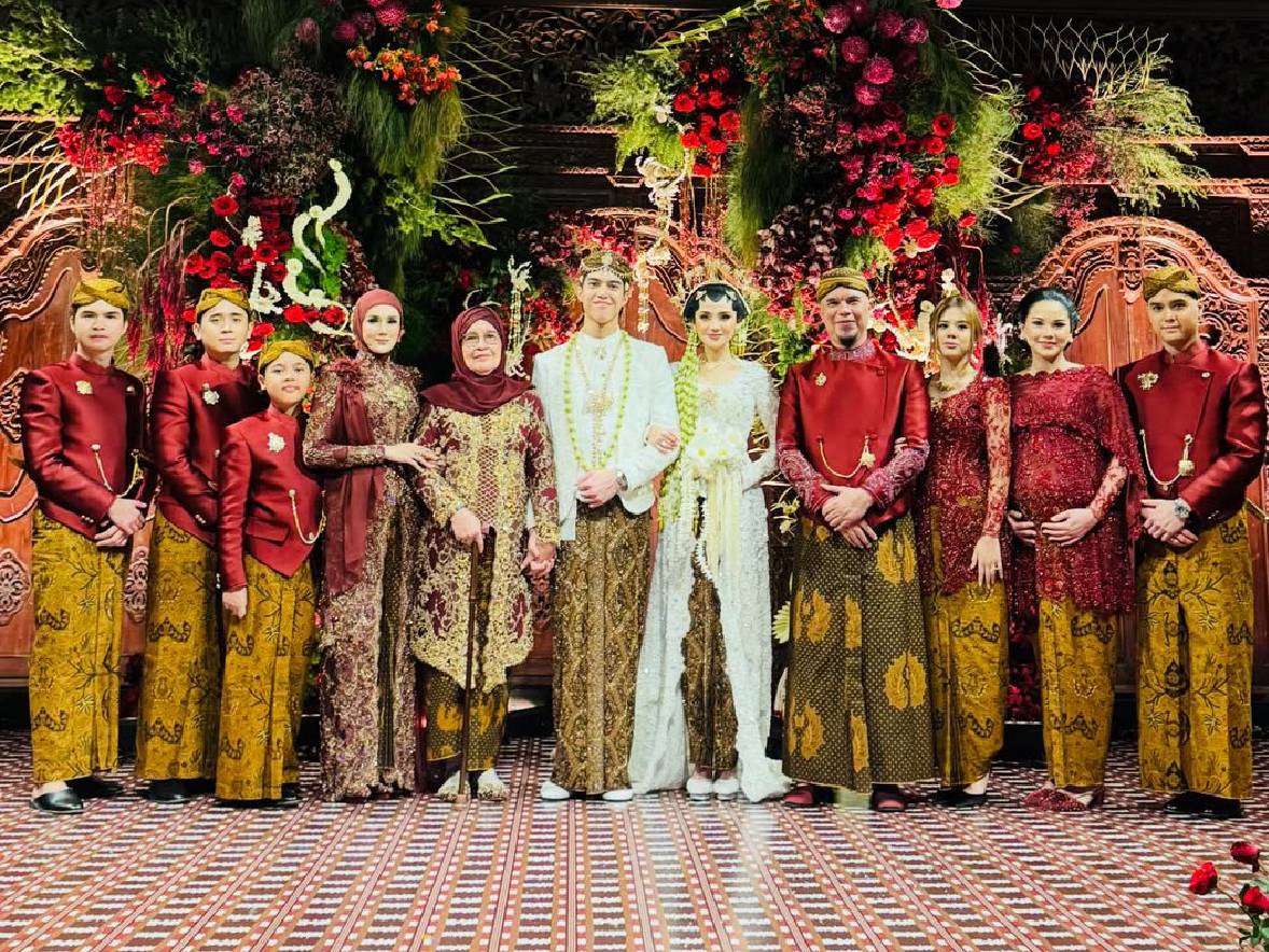 Fakta Mengejutkan Kebaya Putih Syifa Hadju di Akad Nikah, Material dari Luar Negeri! Fakta Mengejutkan Kebaya Putih Syifa Hadju di Akad Nikah, Material dari Luar Negeri!