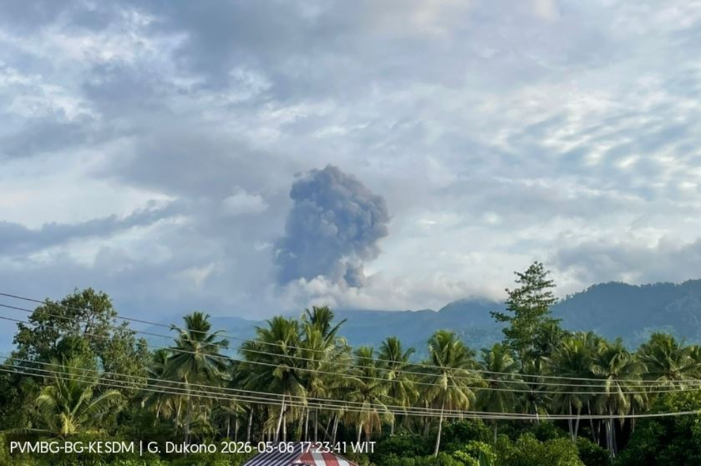 Gunung Dukono Meletus, Muntahkan Abu Vulkanis Setinggi 1.500 Meter Gunung Dukono Meletus, Muntahkan Abu Vulkanis Setinggi 1.500 Meter
