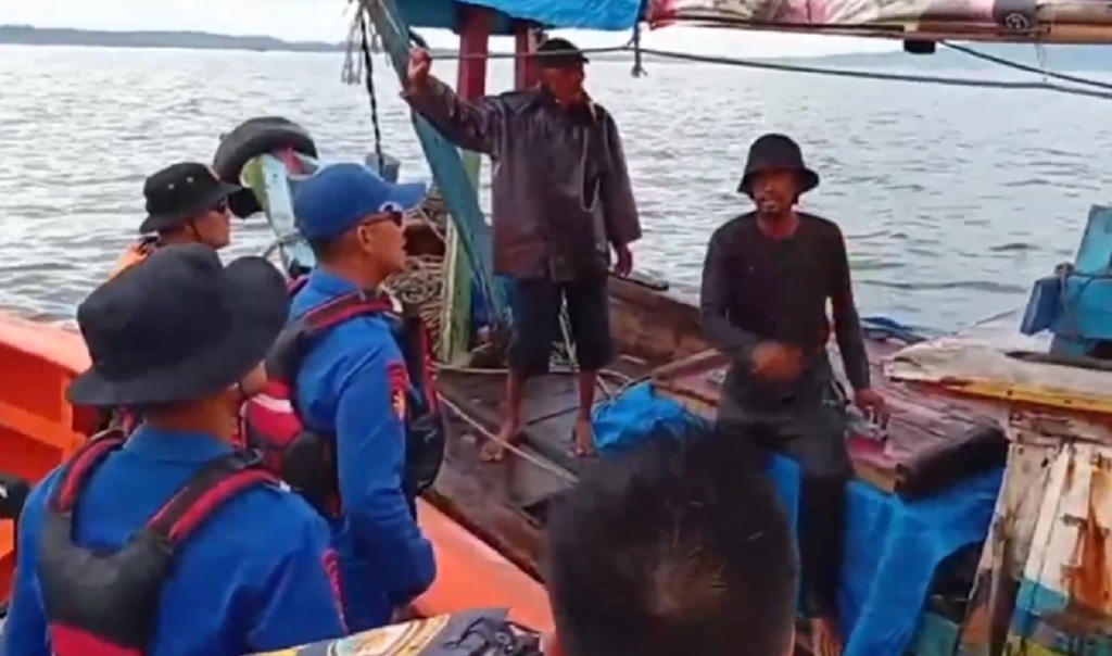 Perahu Nelayan Ditabrak Kapal Kargo di Perairan Kalianda Lampung Selatan, 1 Nelayan Hilang Perahu Nelayan Ditabrak Kapal Kargo di Perairan Kalianda Lampung Selatan, 1 Nelayan Hilang