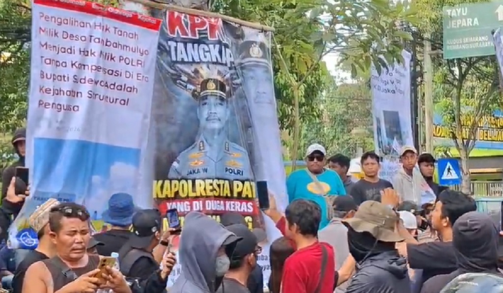 Warga Demo Polresta Pati, Desak Kapolresta Dicopot Buntut Kasus Kiai Cabul Warga Demo Polresta Pati, Desak Kapolresta Dicopot Buntut Kasus Kiai Cabul
