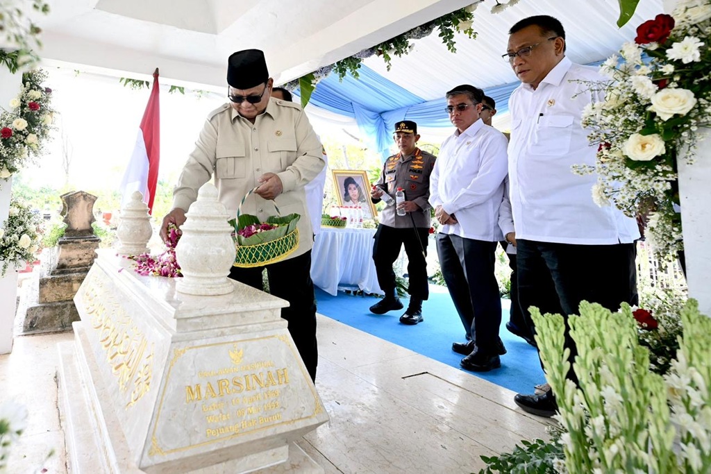 Momen Prabowo Ziarah ke Makam Marsinah usai Resmikan Museum di Nganjuk Momen Prabowo Ziarah ke Makam Marsinah usai Resmikan Museum di Nganjuk