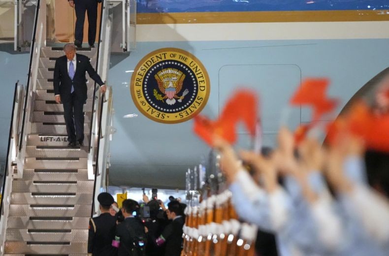 Takut Disadap, Staf Presiden AS dan Jurnalis Buang Ponsel Usai Kunjungan di China Takut Disadap, Staf Presiden AS dan Jurnalis Buang Ponsel Usai Kunjungan di China