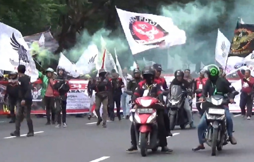 Surabaya Lumpuh! Ribuan Driver Ojol Demo Tuntut UU Transportasi Online Disahkan Surabaya Lumpuh! Ribuan Driver Ojol Demo Tuntut UU Transportasi Online Disahkan