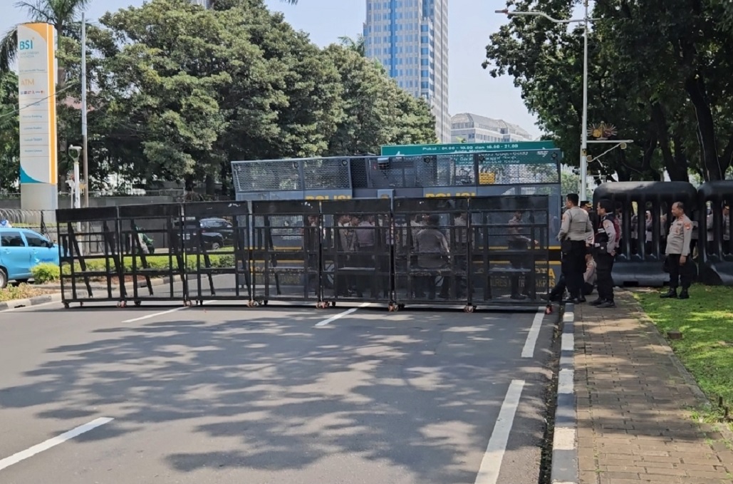 Jelang Demo Ojol, Polisi Pasang Barrier di Jalan Medan Merdeka Selatan Jakpus Jelang Demo Ojol, Polisi Pasang Barrier di Jalan Medan Merdeka Selatan Jakpus