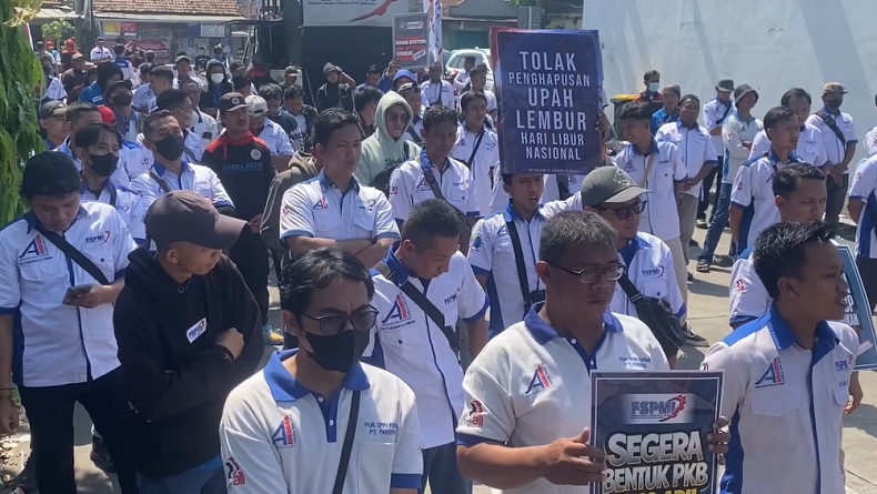 Karyawan Minimarket di Jombang Demo Tolak Penghapusan Upah Lembur Hari Libur Nasional Karyawan Minimarket di Jombang Demo Tolak Penghapusan Upah Lembur Hari Libur Nasional