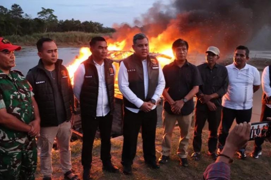 Tambang Ilegal di Sijunjung Sumbar Ditertibkan, 2 Kapal Penambang Dibakar Polisi