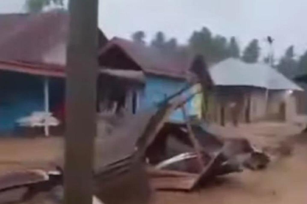 Banjir Bandang Terjang 5 Desa di Gorontalo Utara, Tinggi Air Capai 2 Meter Banjir Bandang Terjang 5 Desa di Gorontalo Utara, Tinggi Air Capai 2 Meter
