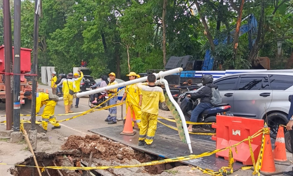 Terancam Roboh, Tiang Penerangan di Dekat Jalan Ambles Lenteng Agung Dipindahkan