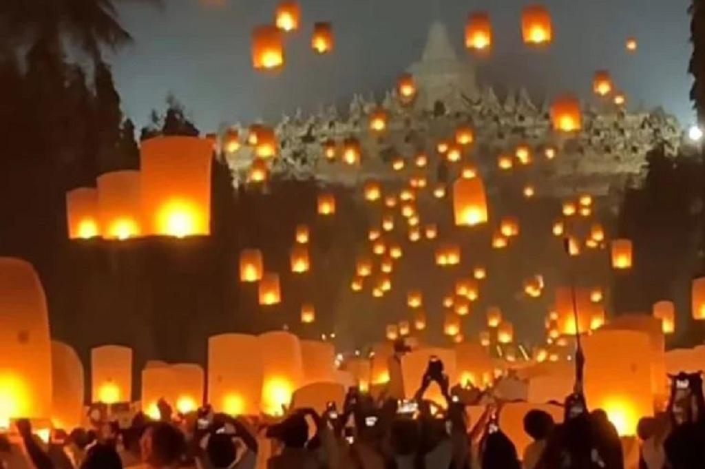 Momen Sakral Puncak Waisak, Ribuan Lampion Diterbangkan di Candi Borobudur Momen Sakral Puncak Waisak, Ribuan Lampion Diterbangkan di Candi Borobudur