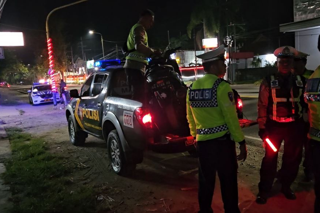 Pemotor Perempuan Tewas Kecelakaan di Madiun, Diduga Tersangkut Kabel Listrik yang Putus Pemotor Perempuan Tewas Kecelakaan di Madiun, Diduga Tersangkut Kabel Listrik yang Putus